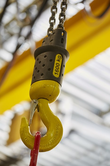 Three suspended cranes and six VERLINDE hoists in the injection mould maintenance workshop at PARKER HANNIFIN